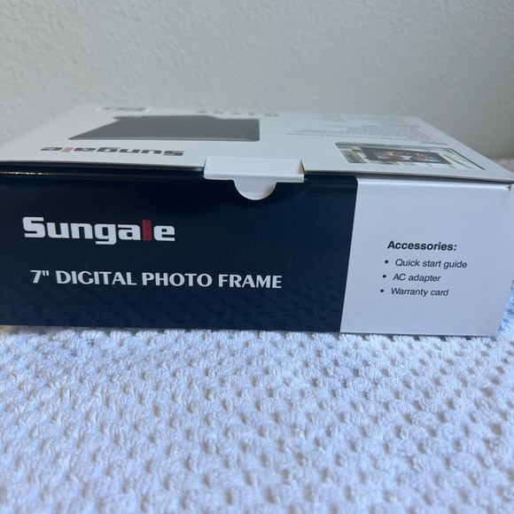 7" Digital Photo Frame - Picture 2 of 5